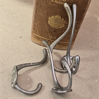 metal-soelvfarvede-secondhand-dobbeltknager-matalknager-knager-toejknager